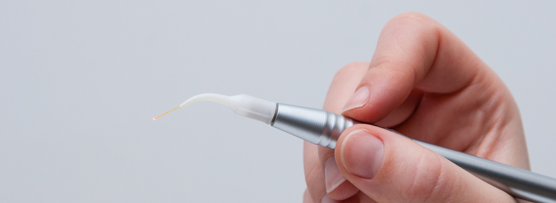 Arzt hält Gerät in der Hand zum Bleaching in Mariendorf 