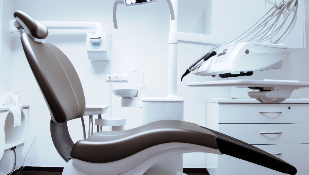Patienten Stuhl mit Instrumenten beim Zahnarzt