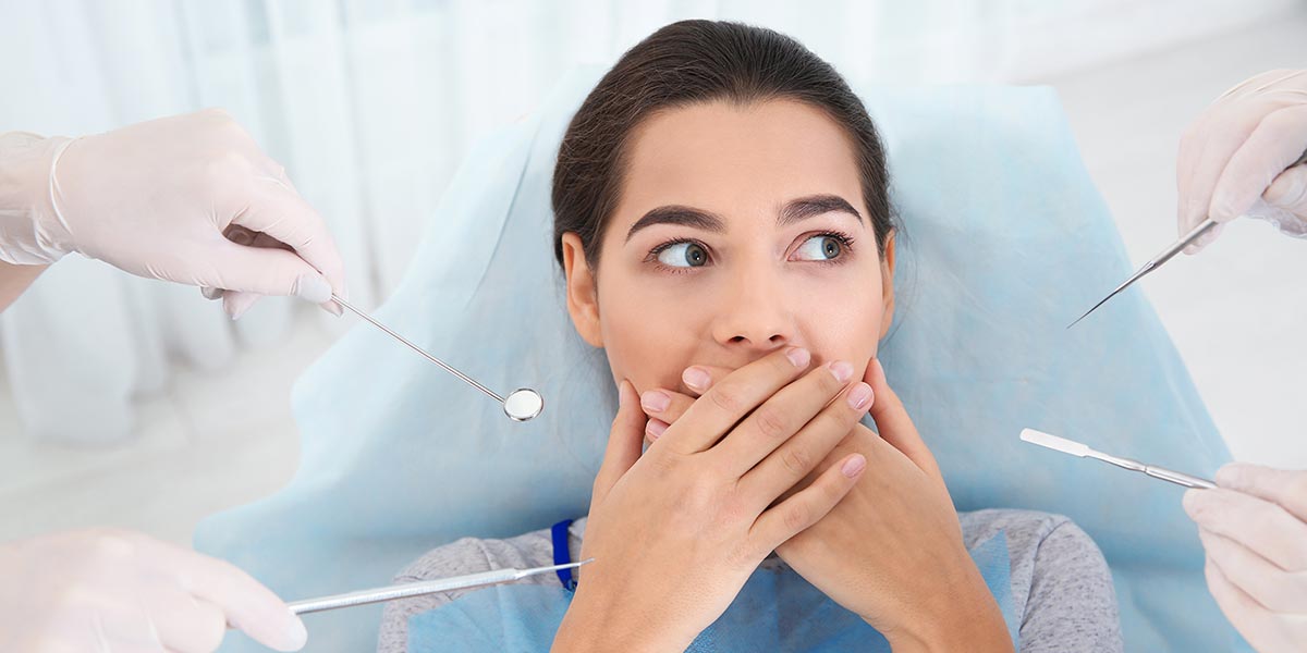 Frau hat Angst beim Zahnarzt