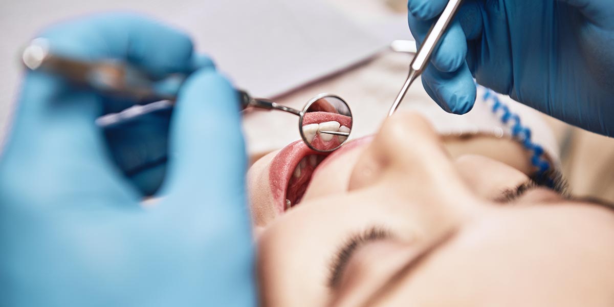 Frau in Behandlung im Rahmen der konservierenden Zahnheilkunde