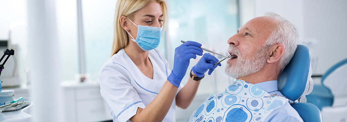 Zahnärztin behandelt Angstpatienten