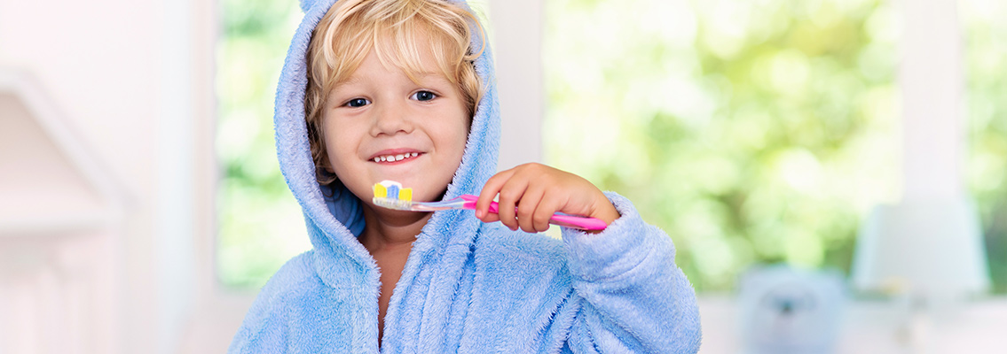 Kinf putzt Zähne mit Zahnbuerste fuer Kinder
